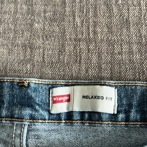 Men’s Wrangler Relaxed Fit Jeans - Picture 2 of 4